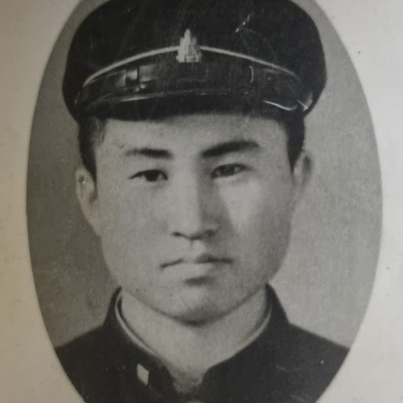 교모를 쓴 고등학생 김영수의 졸업앨범 인물사진.